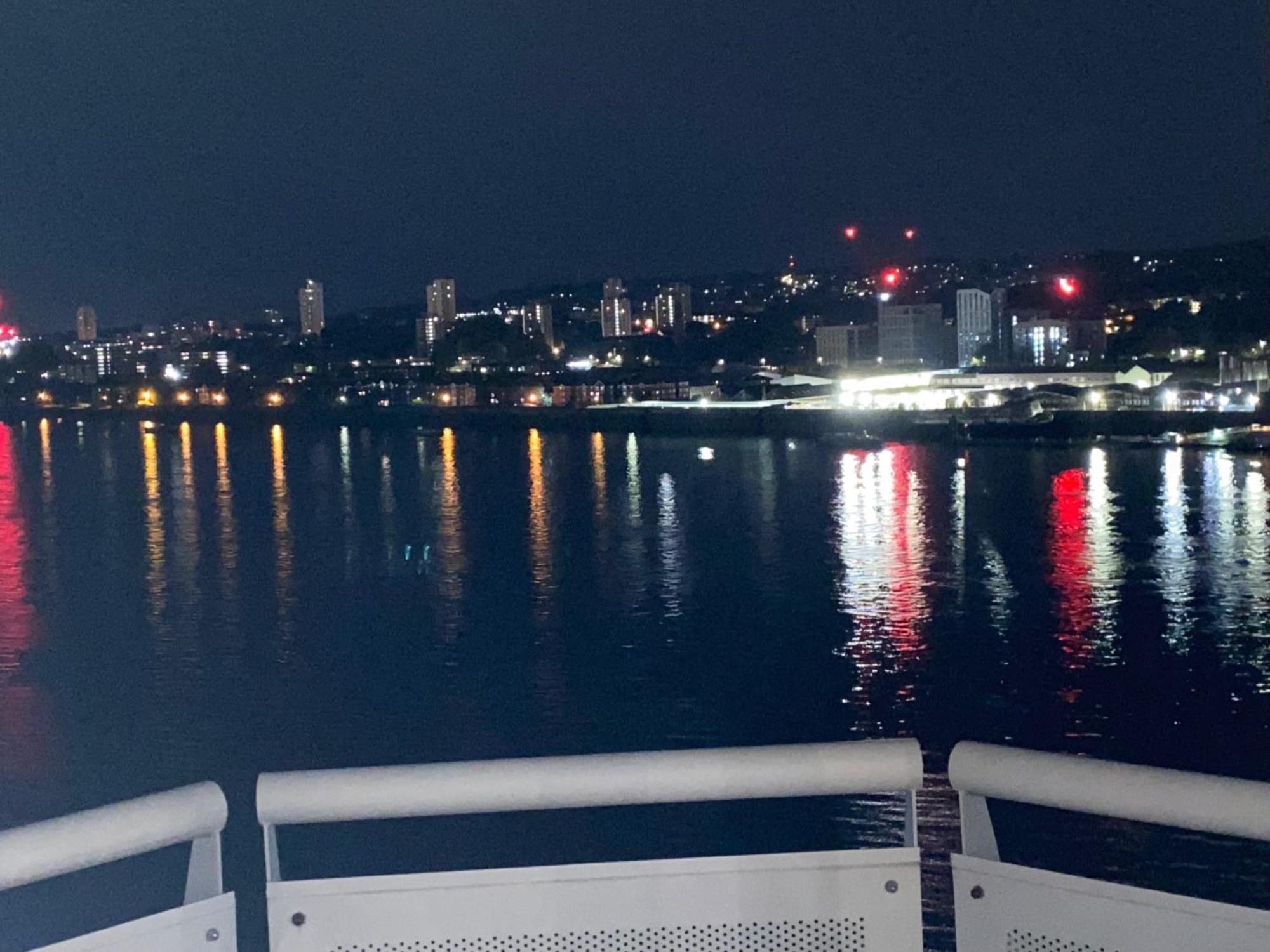 Riverside Apartment-2 Bed-freep-balcony * Londra