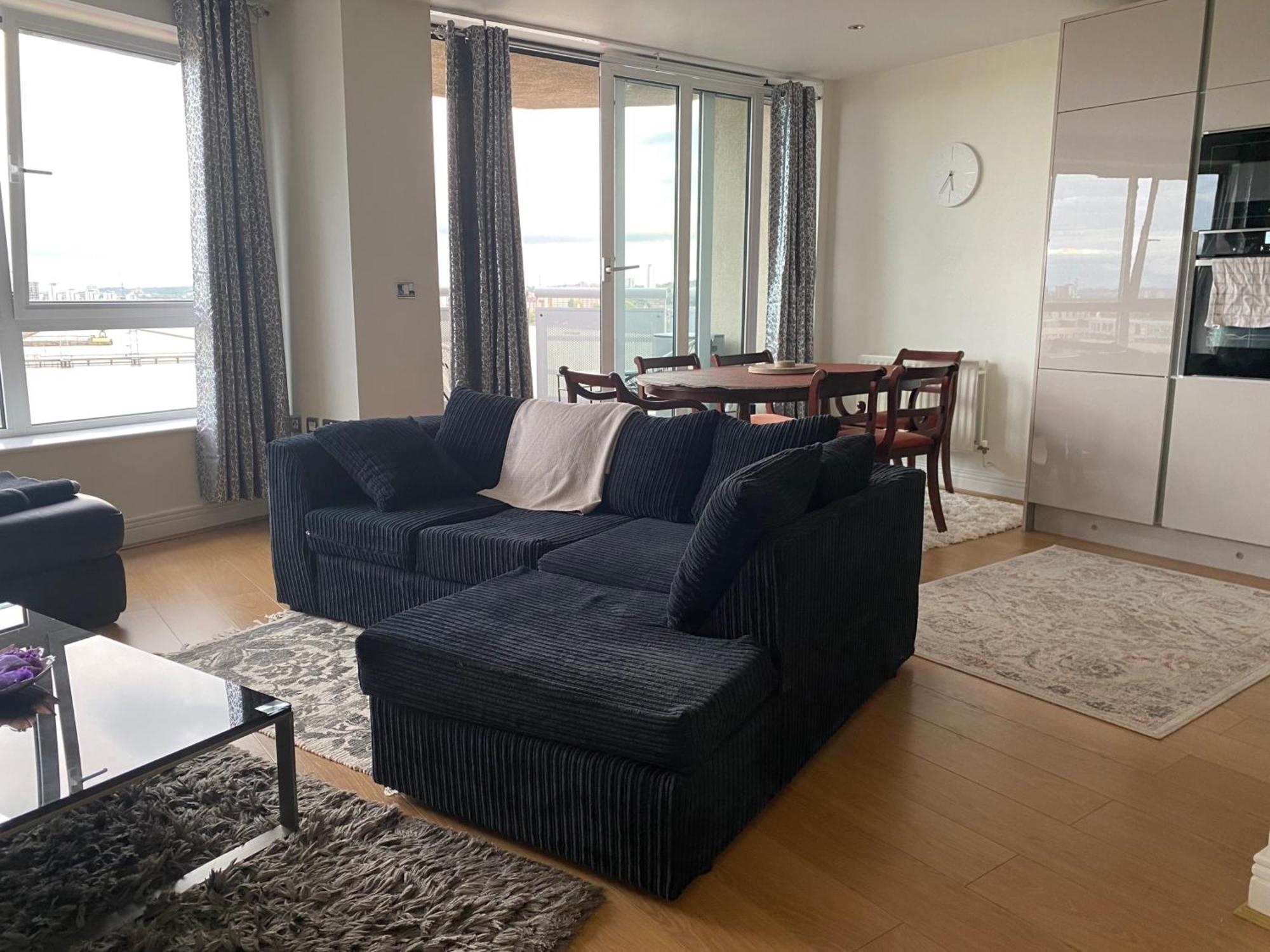 Riverside Apartment-2 Bed-freep-balcony Londra