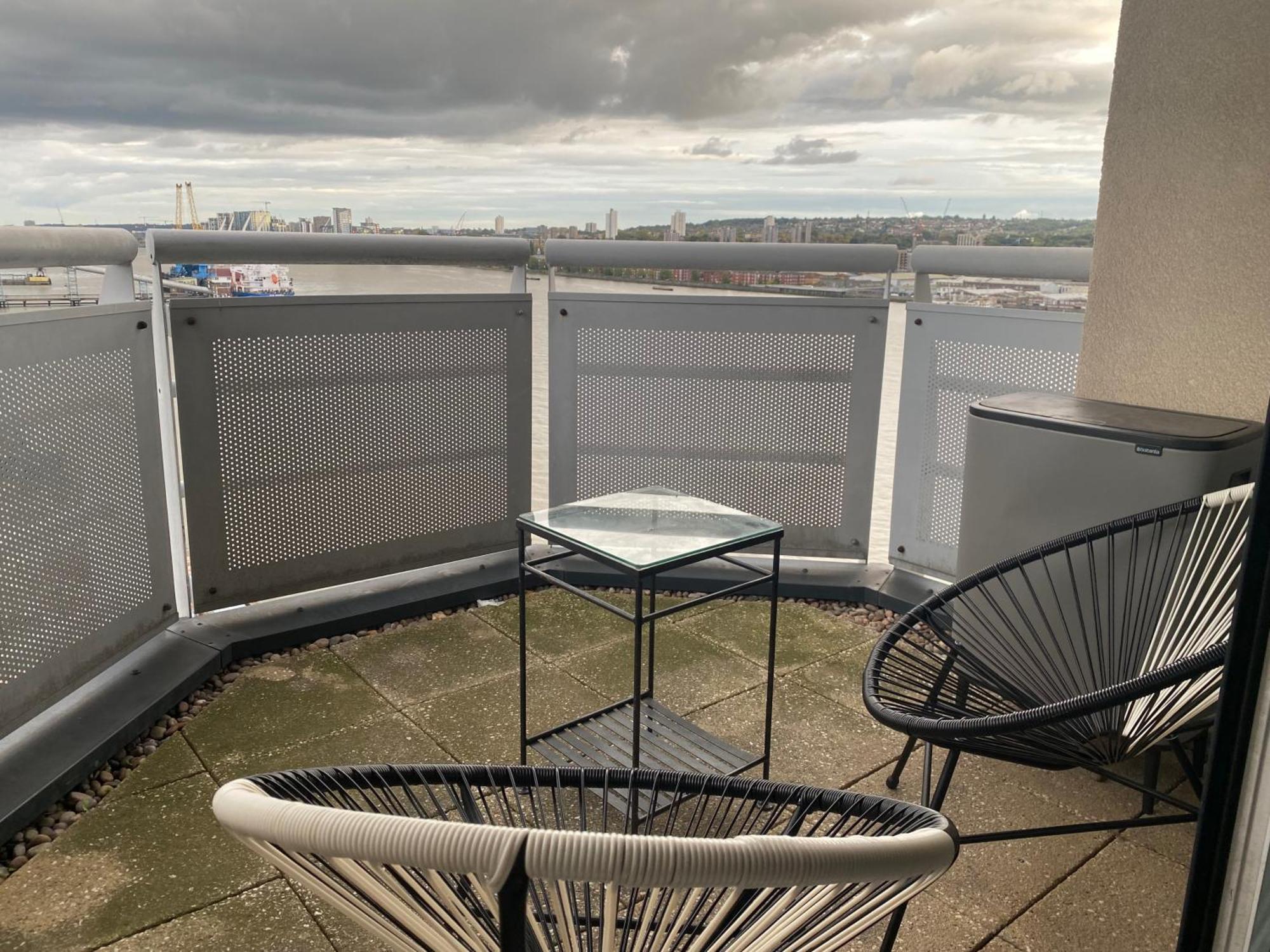 Riverside Apartment-2 Bed-freep-balcony * Londra