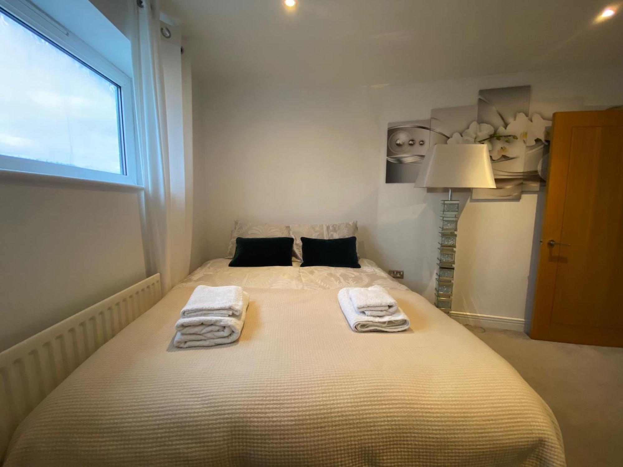 Apartament Riverside Apartment-2 Bed-freep-balcony